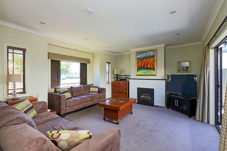 6 Lardon Place Frimley_12