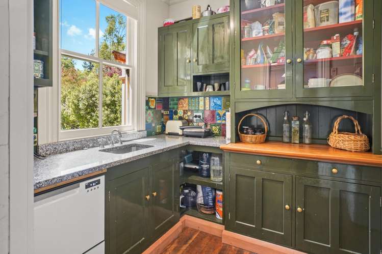 697 Leader Road East Parnassus_9