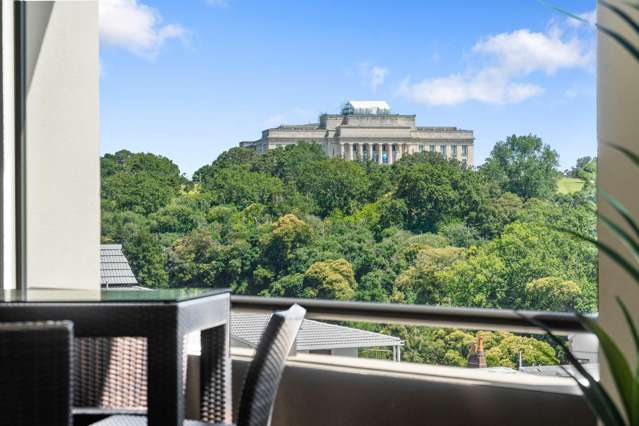 Sophisticated Sub-Penthouse with Stunning views