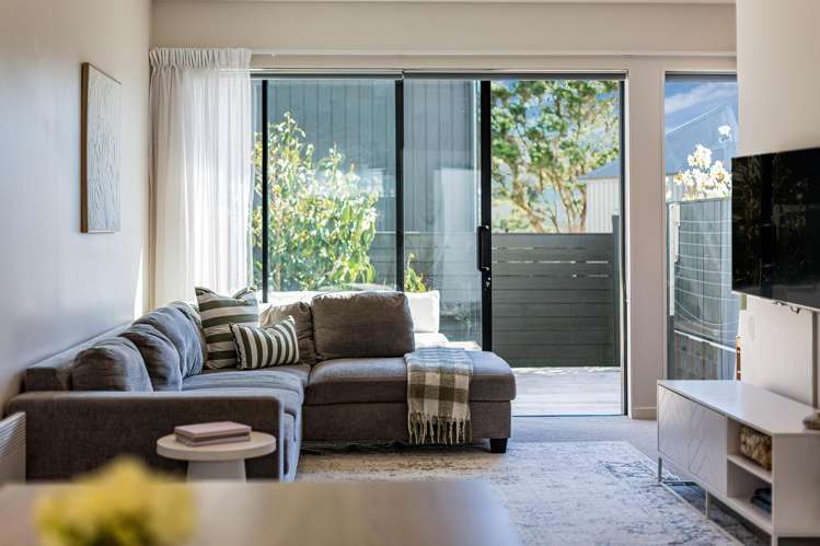 10/6 Oswald Crescent Paparangi_8