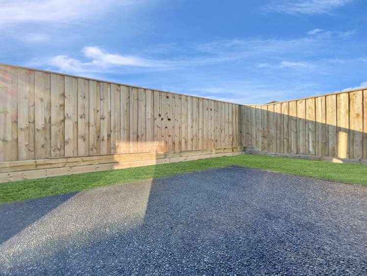 22 Silvergrass Way 11103_16