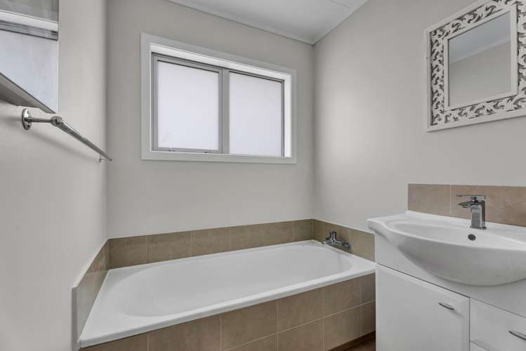 16a Culzean Grove Bell Block_14