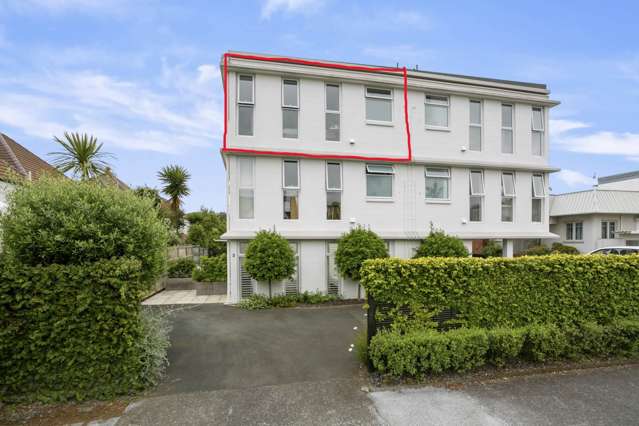 One street away from Mission Bay beach and cafes!