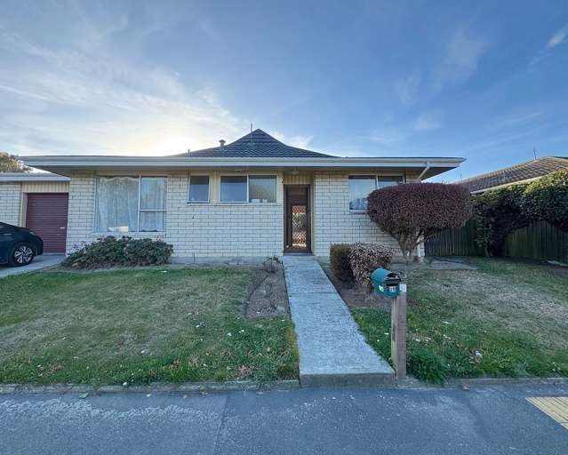 Two bedroom house with new carpet.