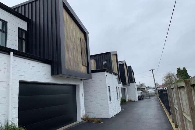 Modern Low Maintenance Townhouse