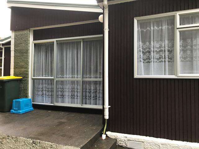 Tidy two bedroom flat close to Hospital