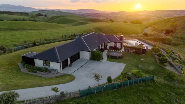 Sensational Views, Pool & Plenty of Space