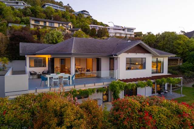 Exceptional Views, Privacy & Outstanding Garaging!