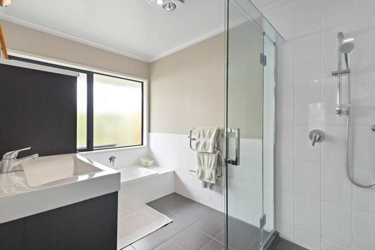 23 Stonebridge Park Drive Holdens Bay_10