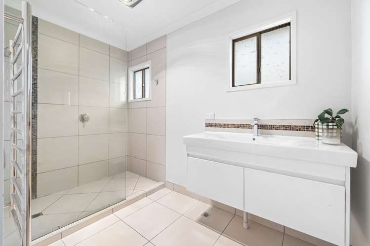 211 Royal Road Massey_25