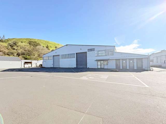 1,356M² WAREHOUSE FOR LEASE