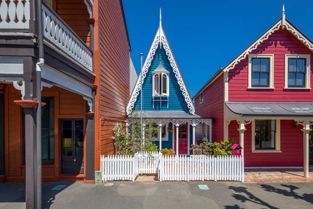 Inside NZ's cutest tiny house: How couple turned antique shop into fairy tale home