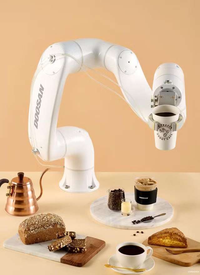 Social Media Sensation Robot Café Business_3