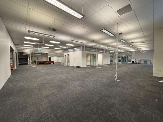 Large Office near the Airport with Ample Parking