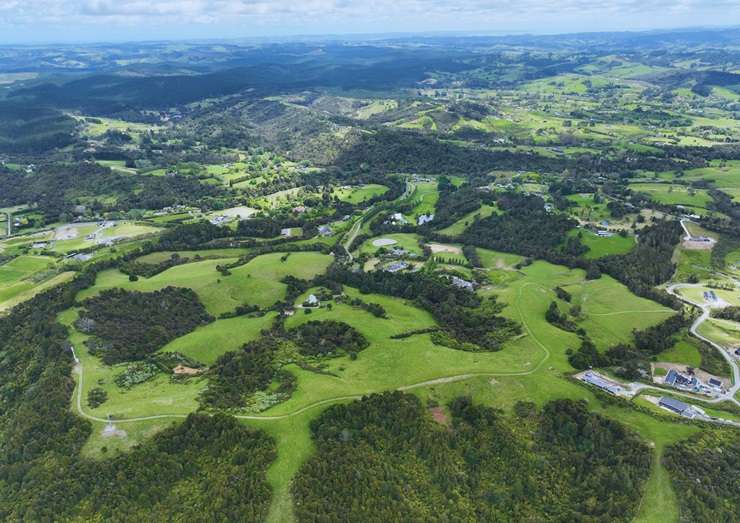 The luxury lodge in Coatesville, Auckland, which sold in November last year. In the top right corner of the photo is the $32.5m mansion that was once home to Kim Dotcom but is now owned by the founders of Zuru Toys. Photo / Supplied