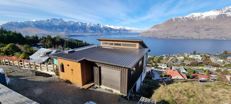 100 Wynyard Crescent Fernhill/Sunshine Bay_0