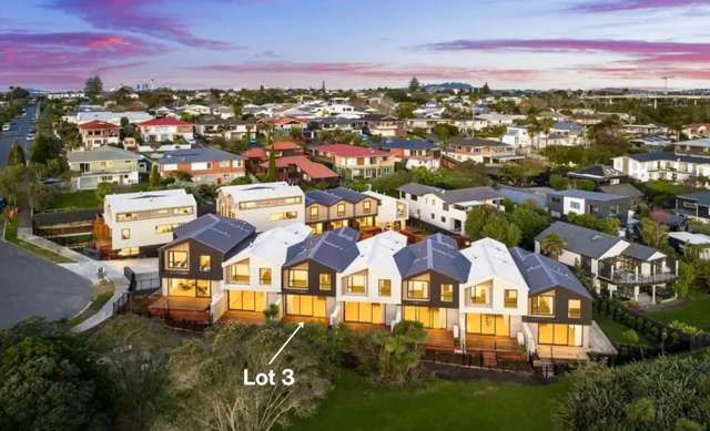 4 Beds, Sun-Soaked with Reserve Walks