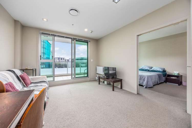 302/85 Beach Road_1