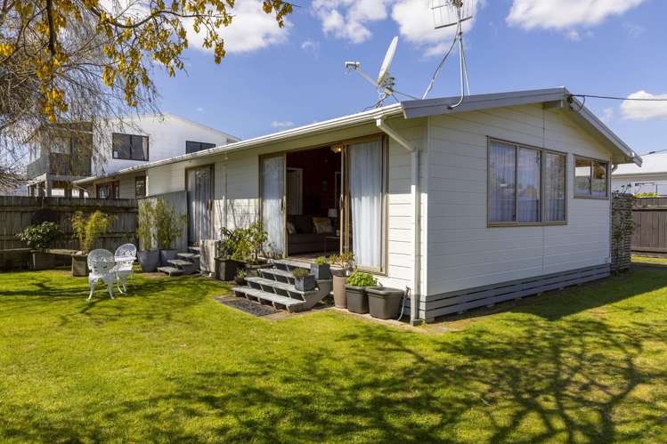 1 and 2/8 Charles Crescent Rainbow Point_4