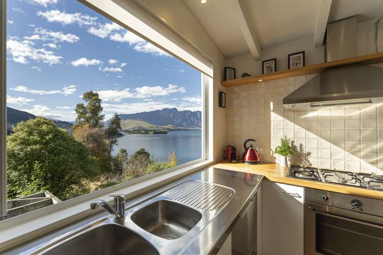 6 Matau Place Fernhill/Sunshine Bay_8