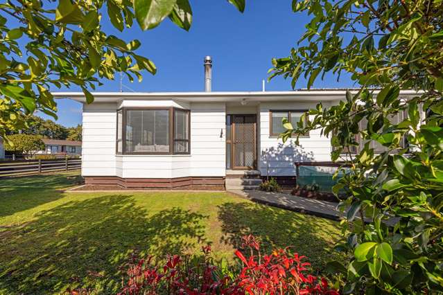 Very Tidy, Sunny 2 Bedrooms, Great Garaging