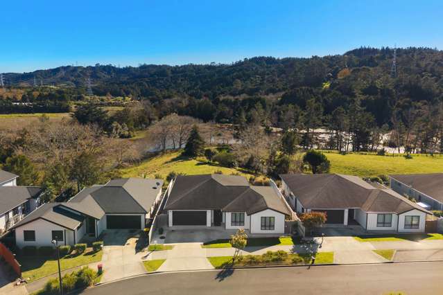 Live the Dream in Kumeu with Stunning Lake Views