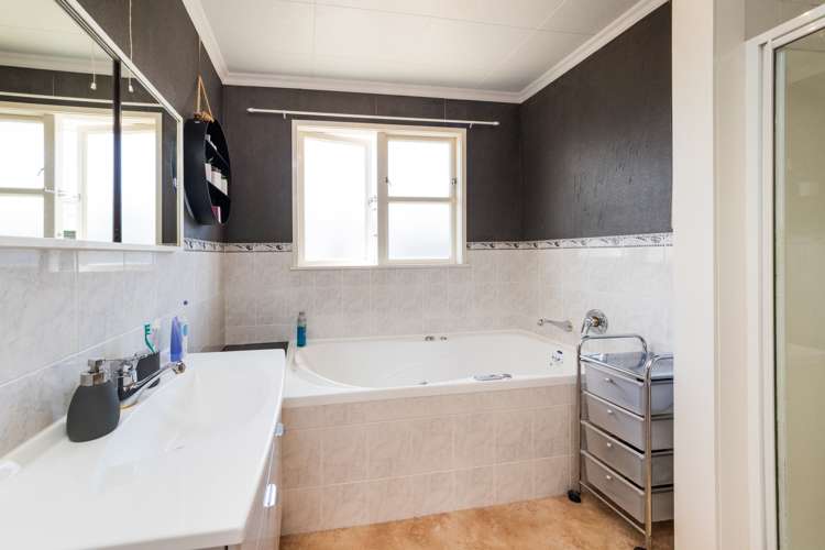 17 Tararua Terrace Cloverlea_12