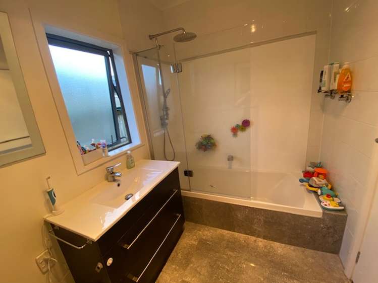 8 Ropata Avenue Point England_13