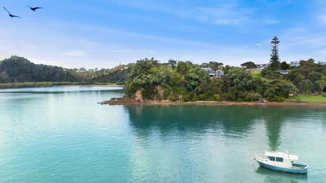 Castell Bach, a castle above the Bay of Islands