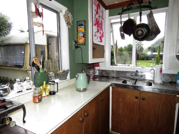 17 River Road Hector_15