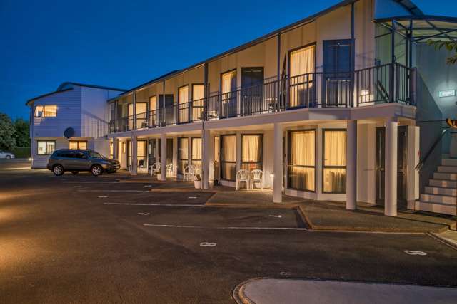 MODERN FREEHOLD BEACH STRIP MOTEL WHITIANGA