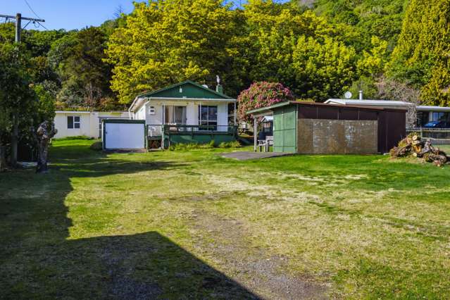 Perfect kiwi bach with Lake Taupo views