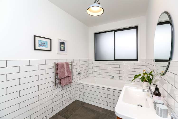 8a Sampson Avenue Waiwhakaiho_16