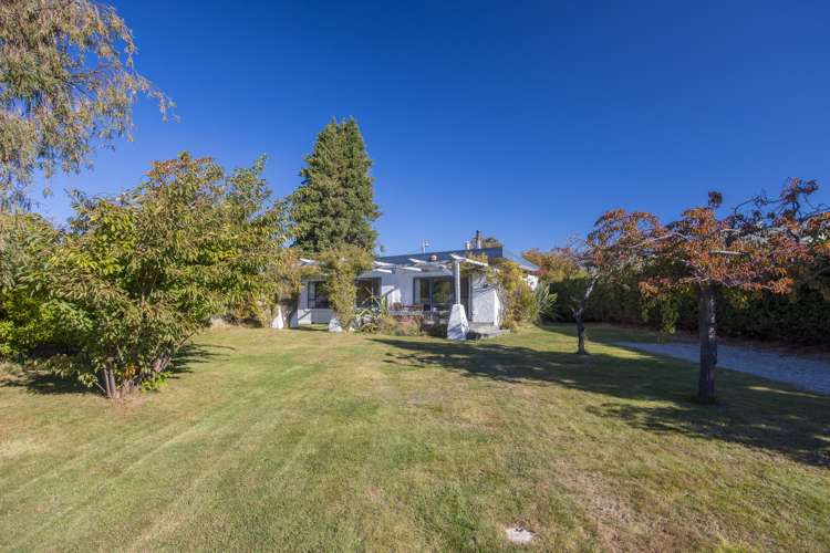 32 Flora Dora Parade Lake Hawea_13