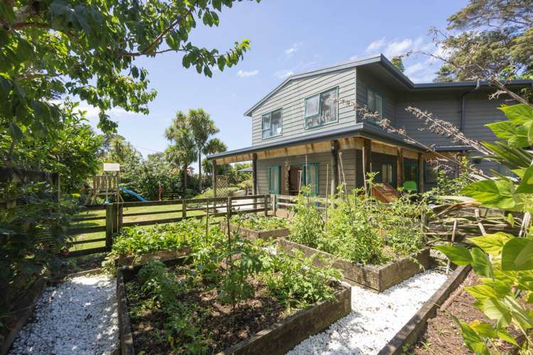 24 Rauhuia Crescent Parau_11