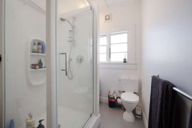 2/121 Hill Street Thorndon_4