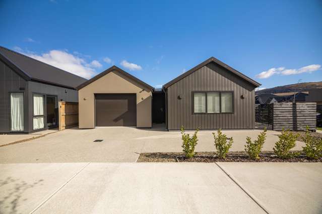Queenstown lifestyle meets home and income