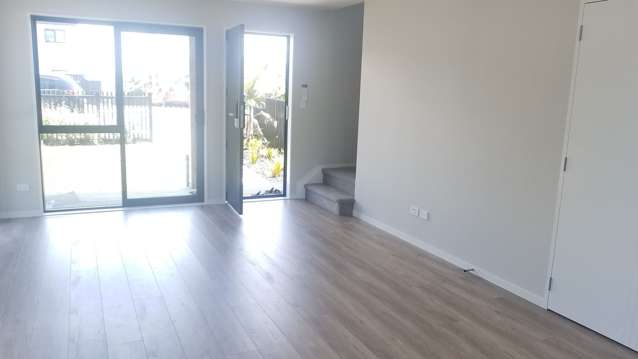 2/30 West Coast Road Glen Eden_2