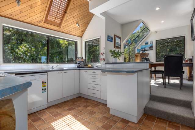 ELEVATED LIVING WITH STUNNING PLIMMERTON VIEWS!