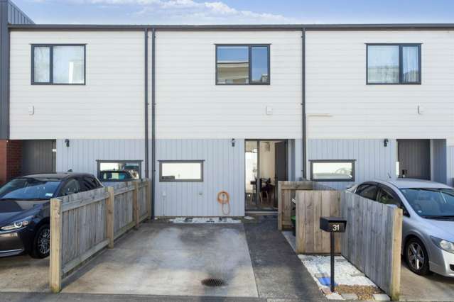 Walk to Everything – Freehold Townhouse in Pri...