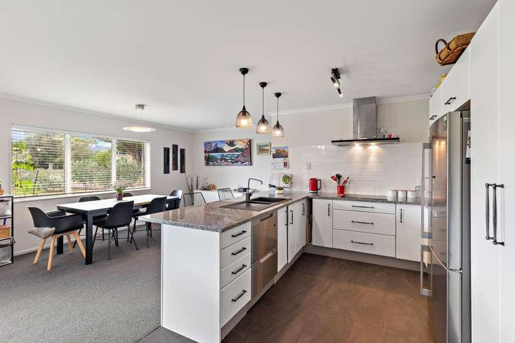 1098 Queen Street East Levin_4