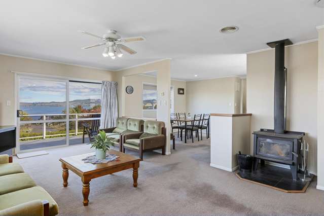 Hilltop - Amazing Views - 3 Car Garaging