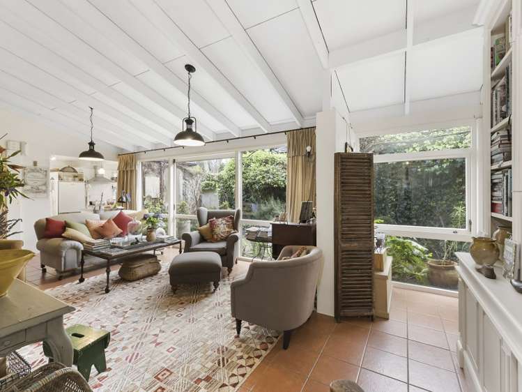 772 River Road Chartwell_13