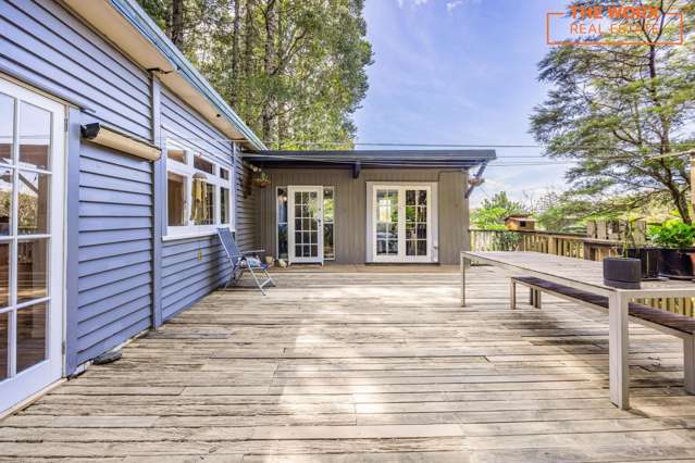 Tranquil Coastal Living on Laingholm Drive