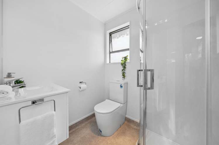 39 Lynda Avenue Paparangi_16