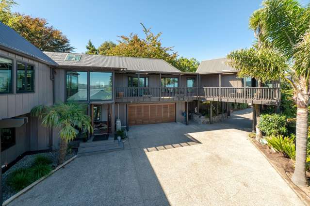 Elevated Hilltop living - lake views and character