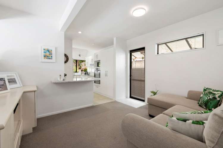 2/97 Beach Road Castor Bay_11