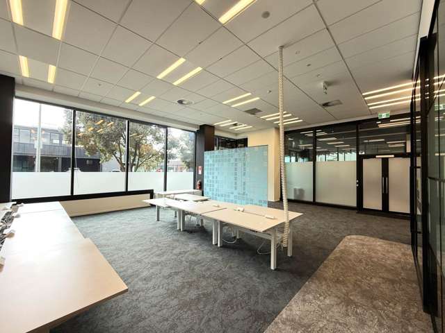 UNIQUE GROUND FLOOR HIGH STUD SPACE