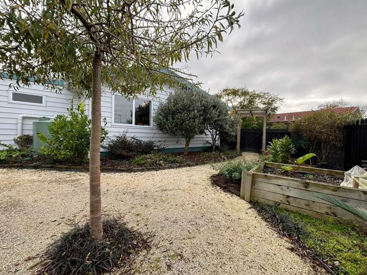 102a Titirangi Road New Lynn_37