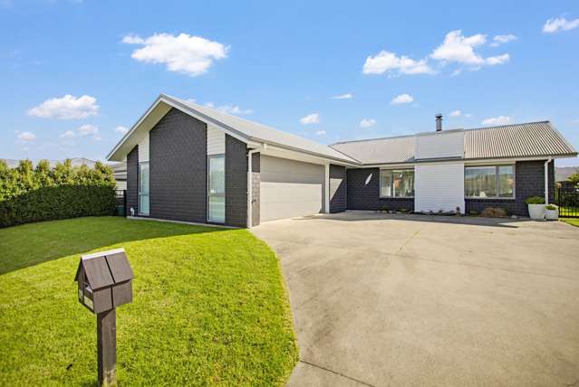 FAMILY HOME. WOODFIRE. FENCED. TOP STREET.